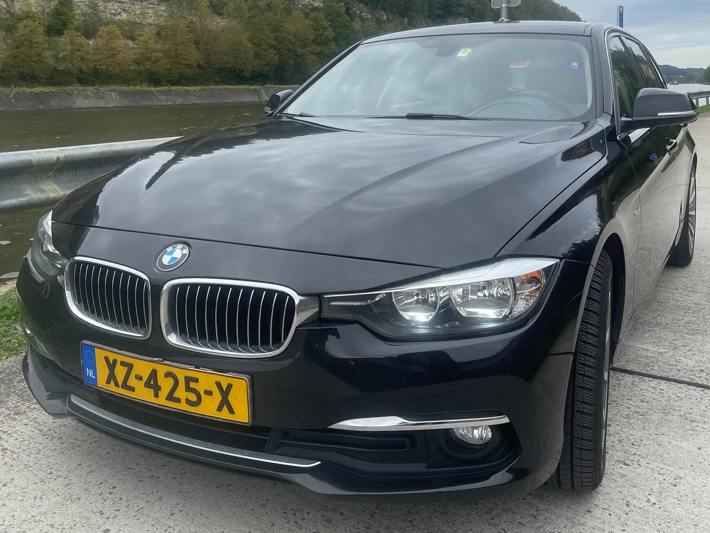 BMW 318 Luxury Line Zwart - 1