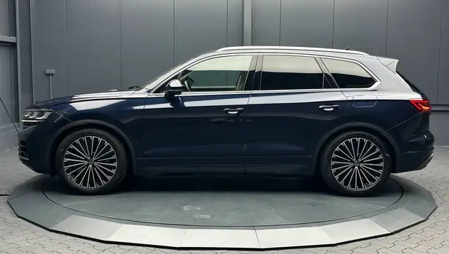 Volkswagen Touareg view 2