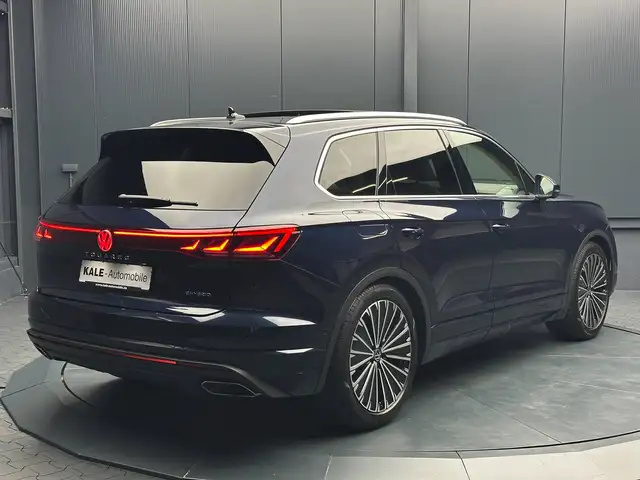 Volkswagen Touareg view 5