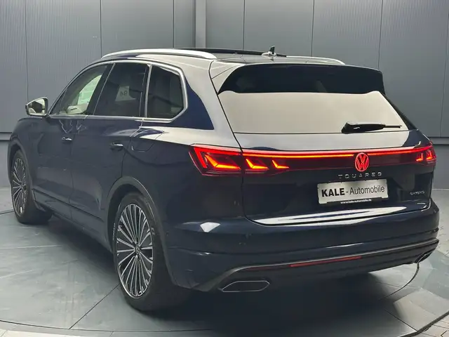 Volkswagen Touareg view 3