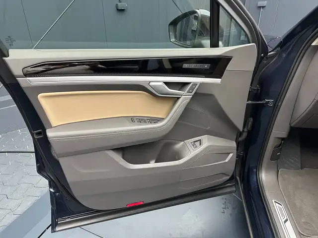Volkswagen Touareg view 14