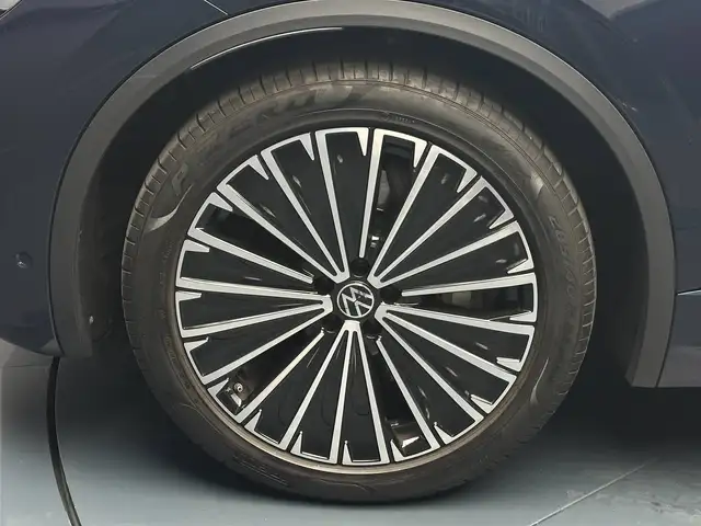 Volkswagen Touareg view 9