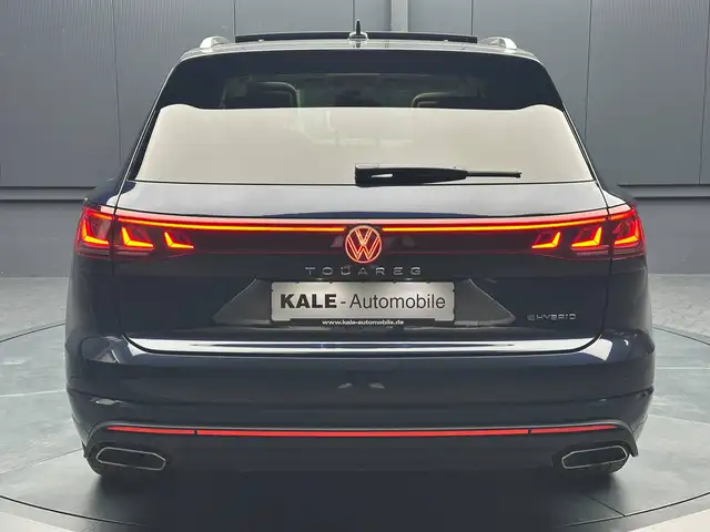 Volkswagen Touareg view 4