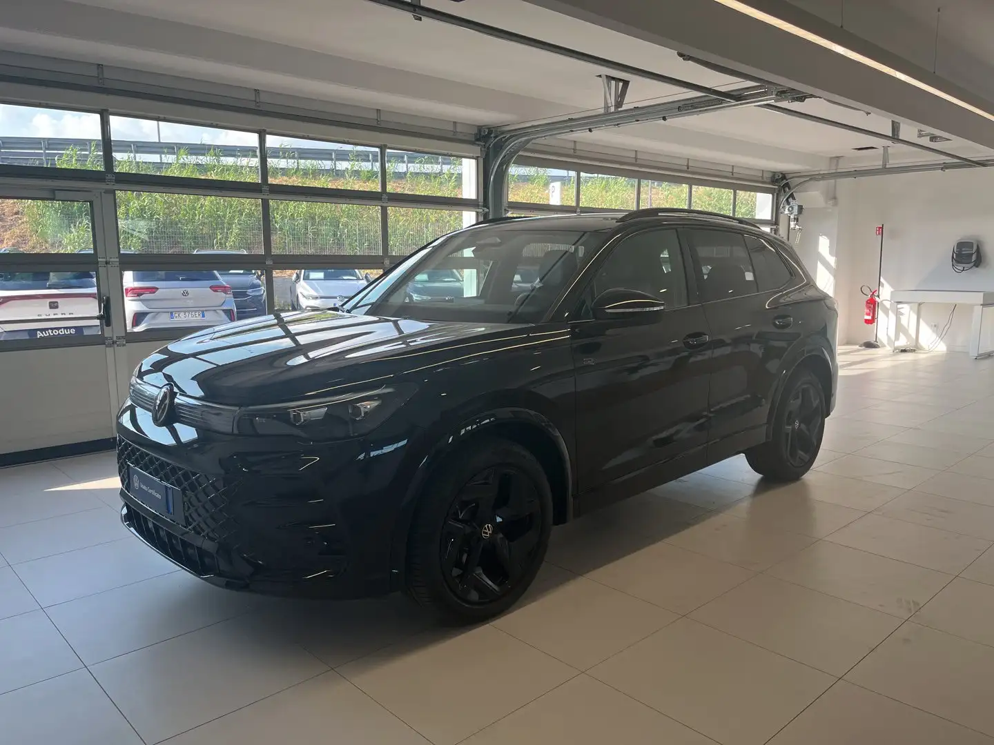 Volkswagen Tiguan 2.0 TDI SCR R-LINE DSG 150 CV Nero - 1