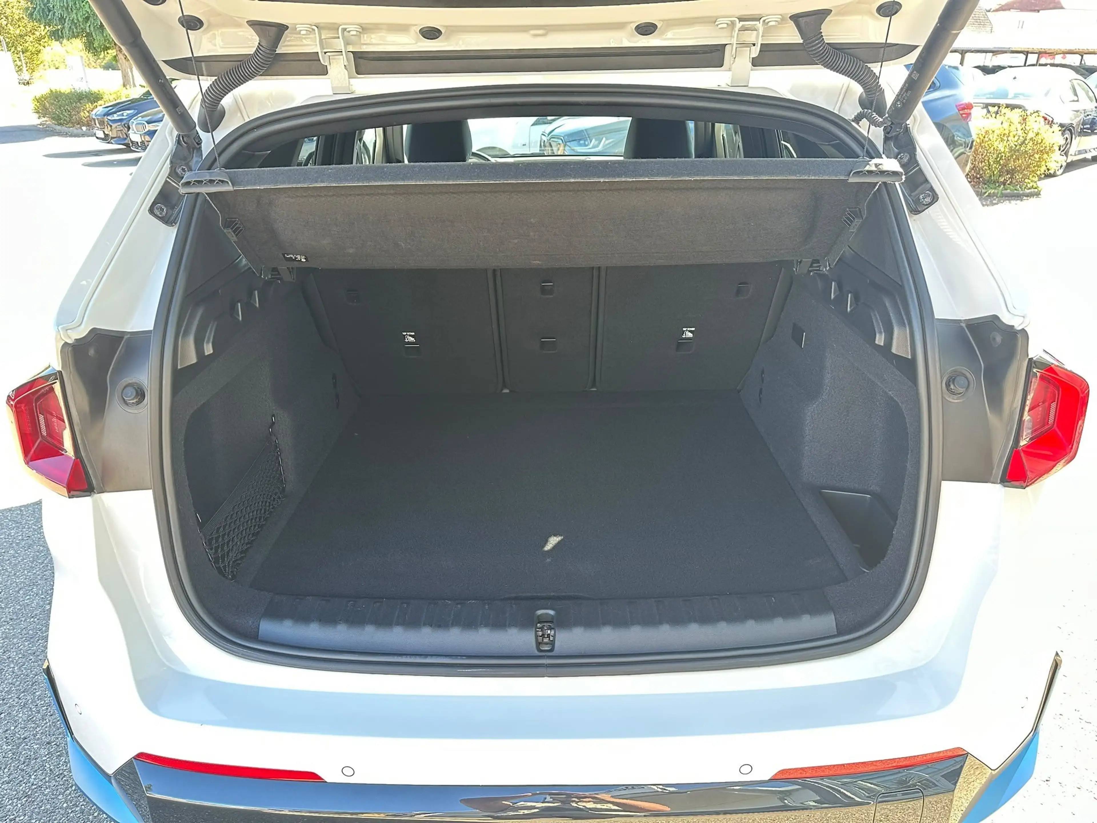 BMW iX1 xDrive30 xLine AHK ACC LED Prof Paket — photo 14