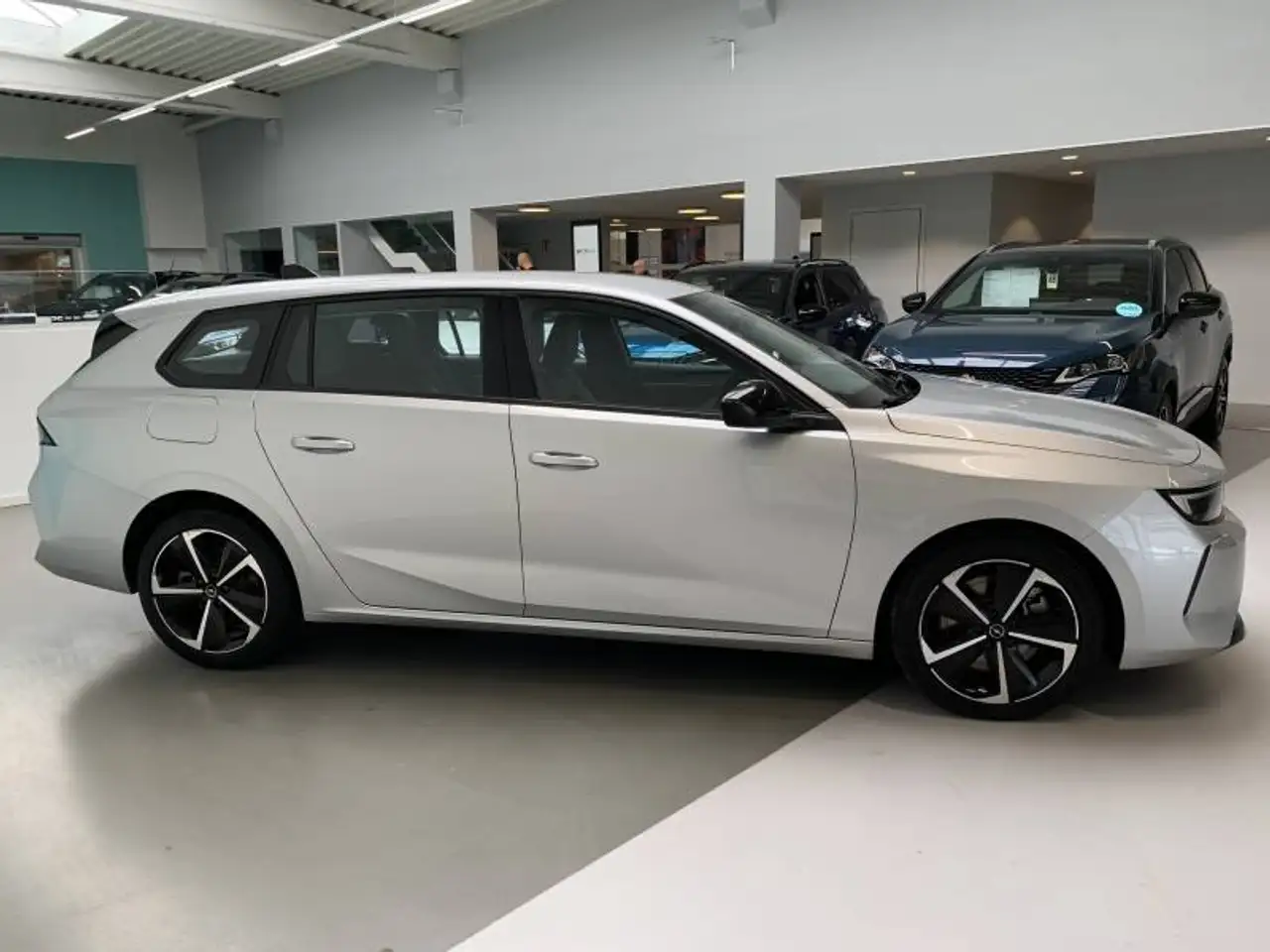 Opel Astra Sports Tourer 6 1.6 Turbo Hybrid 132kW Edition, миниатюра 3
