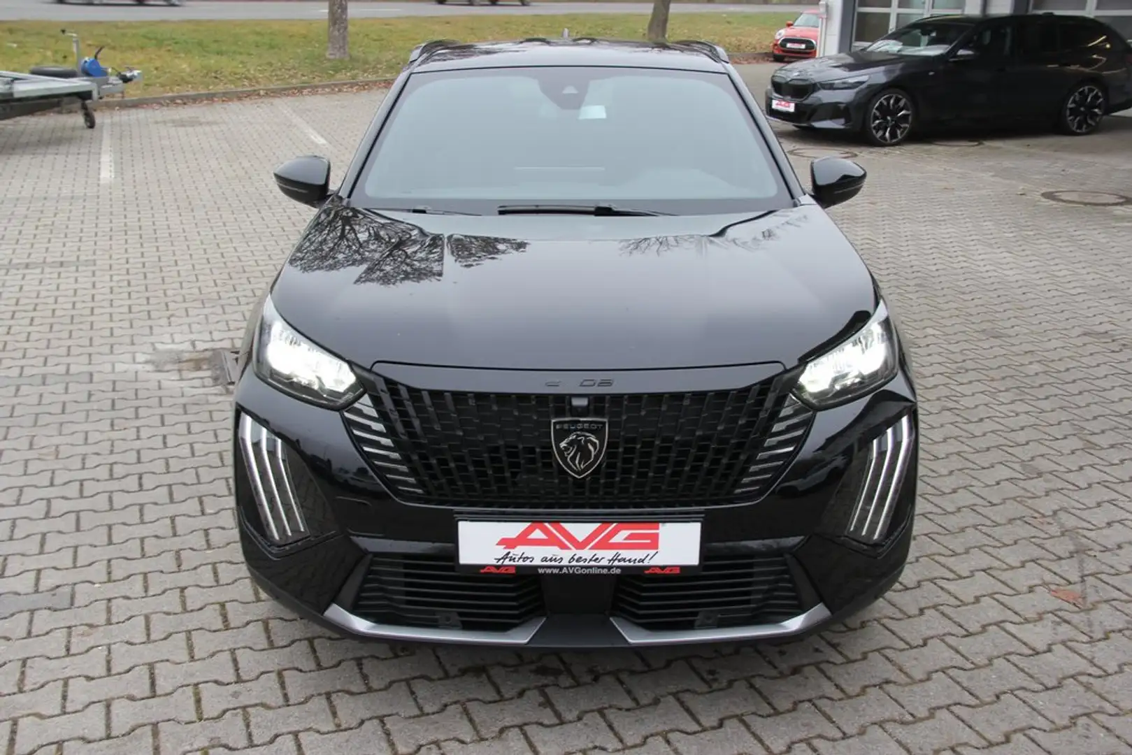 Peugeot 2008 Elektro 136PS Allure LED SmartLink Temp 17Z Schwarz - 2