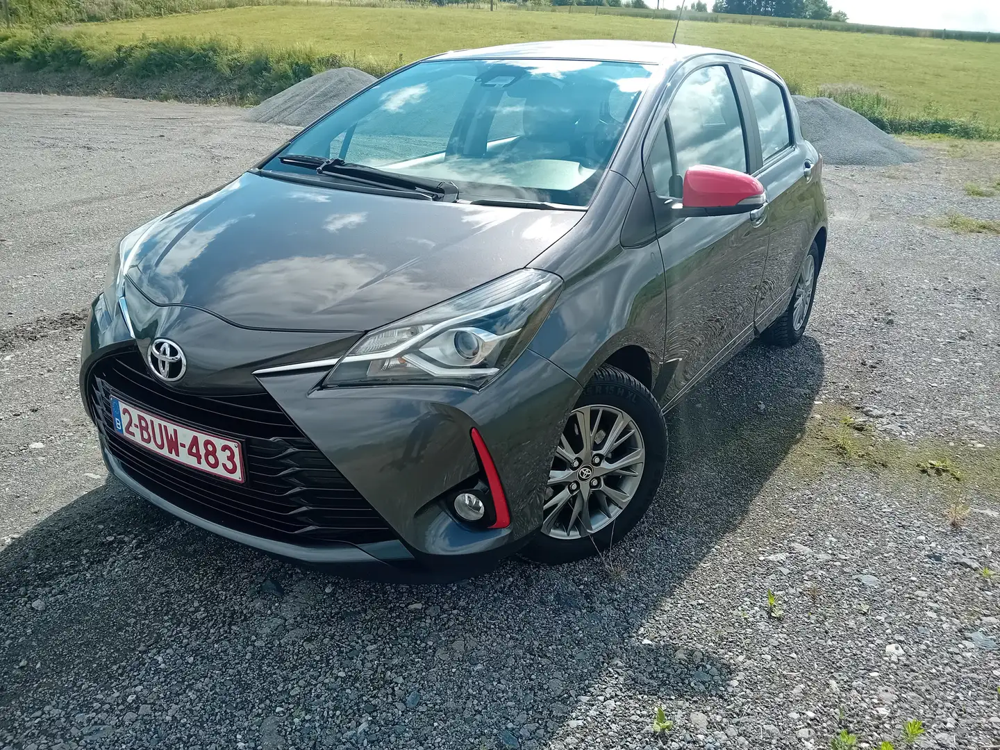 Toyota Yaris Yaris 1.5i Dual VVT-iE Y-conic Gris - 1