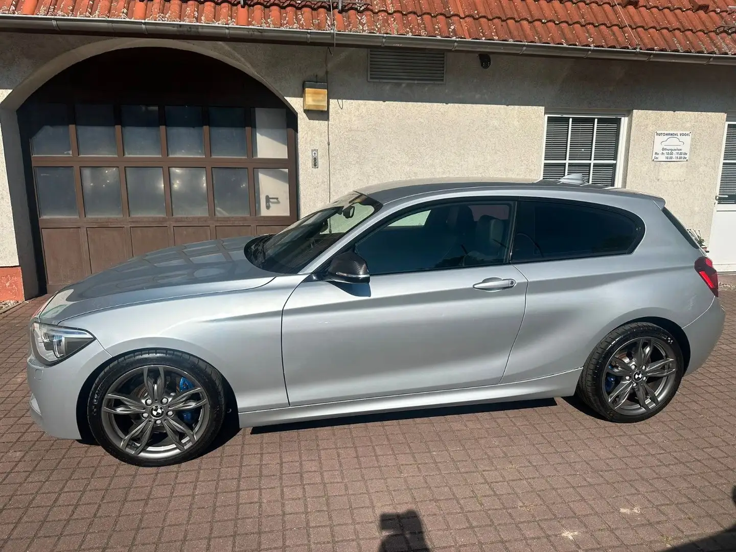 BMW 135 i*LEDER*XENON*SCHALTER*SITZHZG* Argintiu - 2