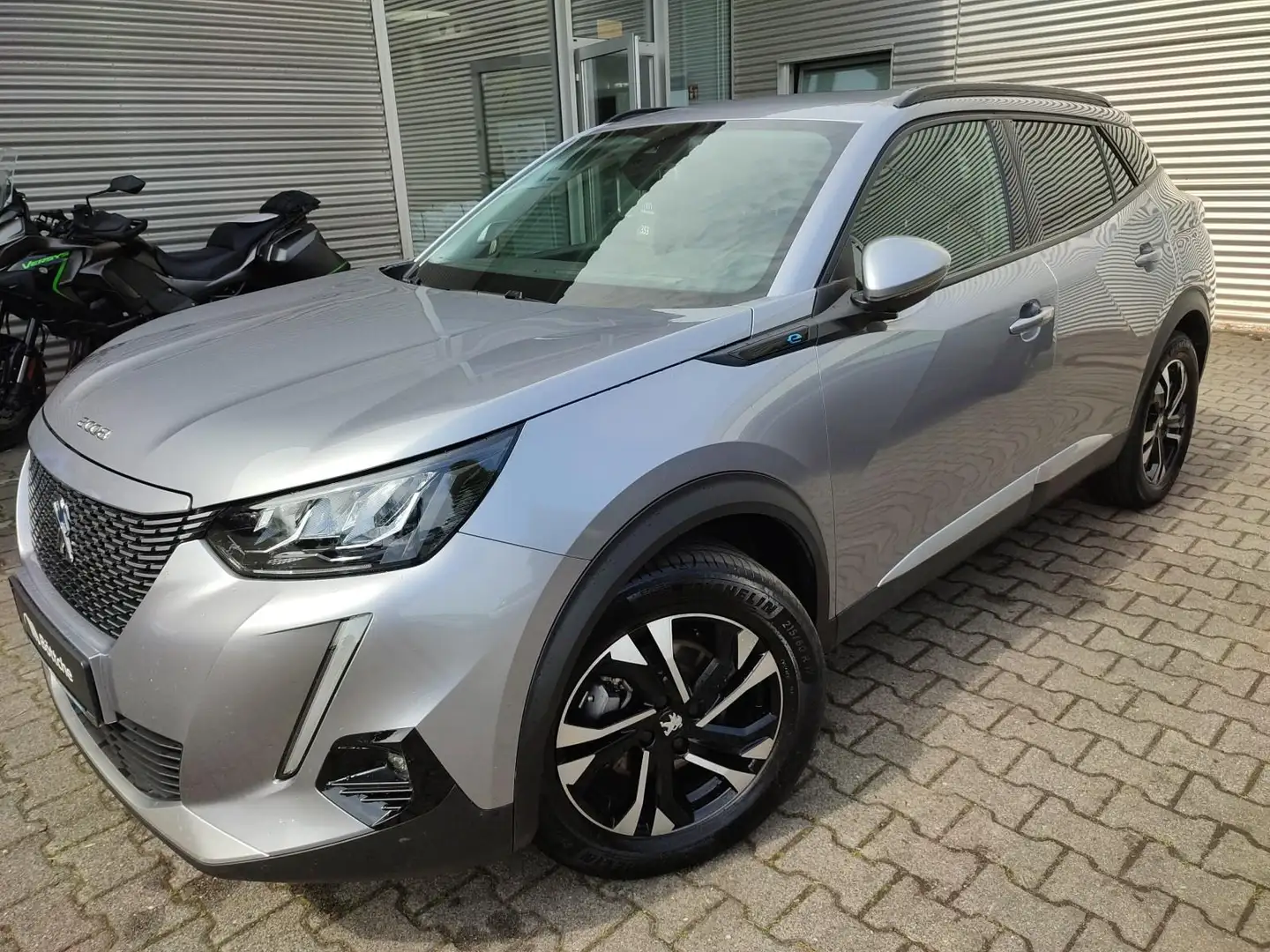 Peugeot 2008 e- Allure Pack,SHZ,Klima,PDC,Kamera,Teilleder Grau - 2