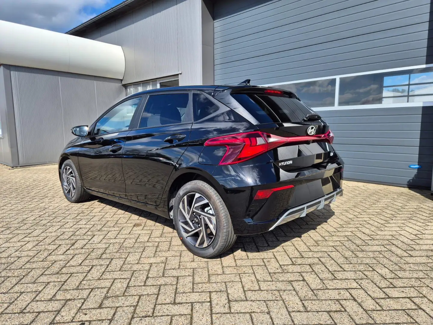 Hyundai i20 1.0 T-GDI 90PS Trend 5-türig Klimaautomatik Sit... Schwarz - 2