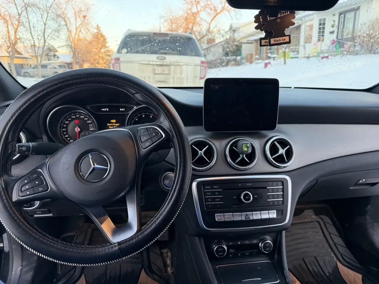 Mercedes-Benz CLA снимка Mercedes-Benz CLA