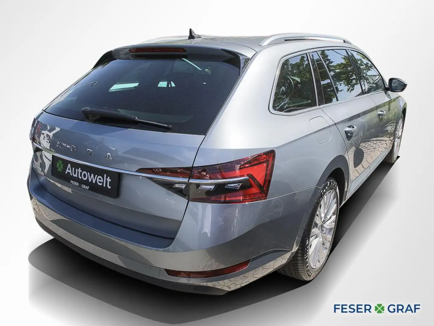 Skoda Superb Combi 2.0 TDI Style DSG AHK LED Navi Pano Grau - 2