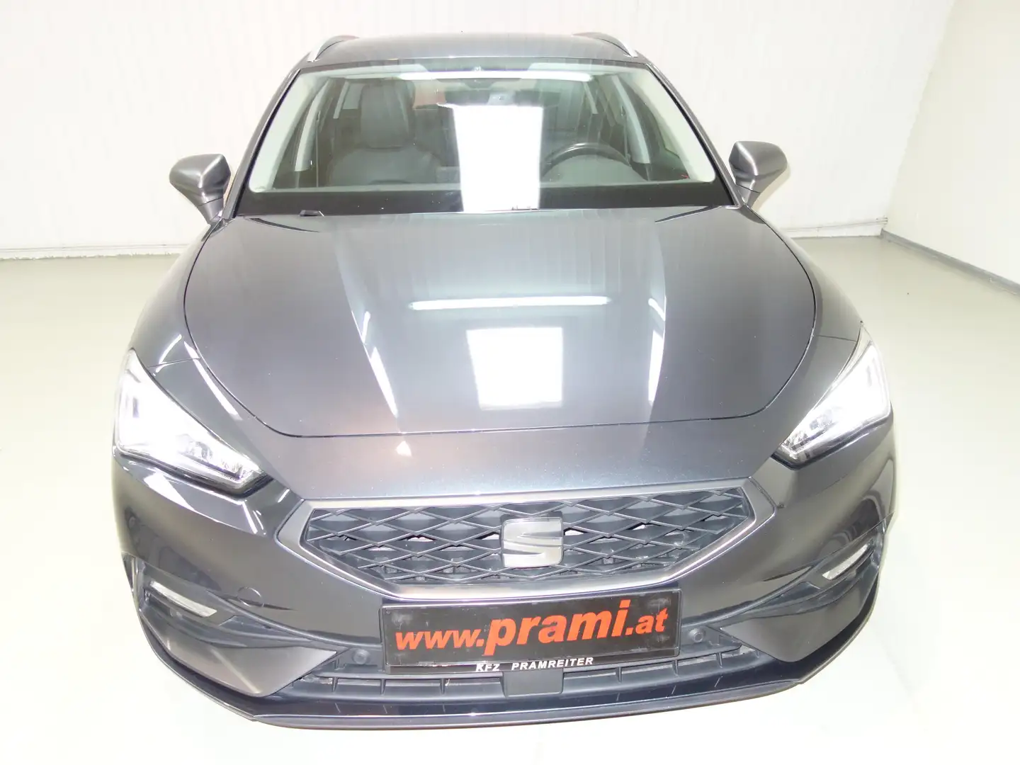 SEAT Leon SEAT Leon SP Kombi FR 1,5 eTSI ACT DSG Grau - 2