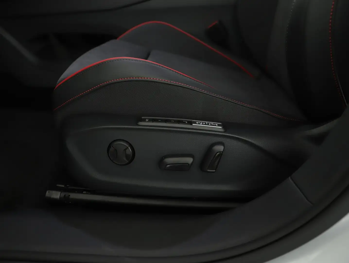 Volkswagen ID.7 Tourer GTX 4MOTION 250 kW Business Silber - 2