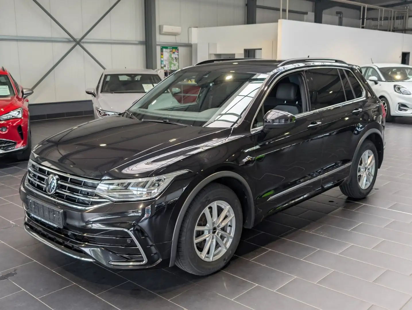 Volkswagen Tiguan 2.0 TDI SCR DSG R-Line AHK Navi 1.Hand Schwarz - 1