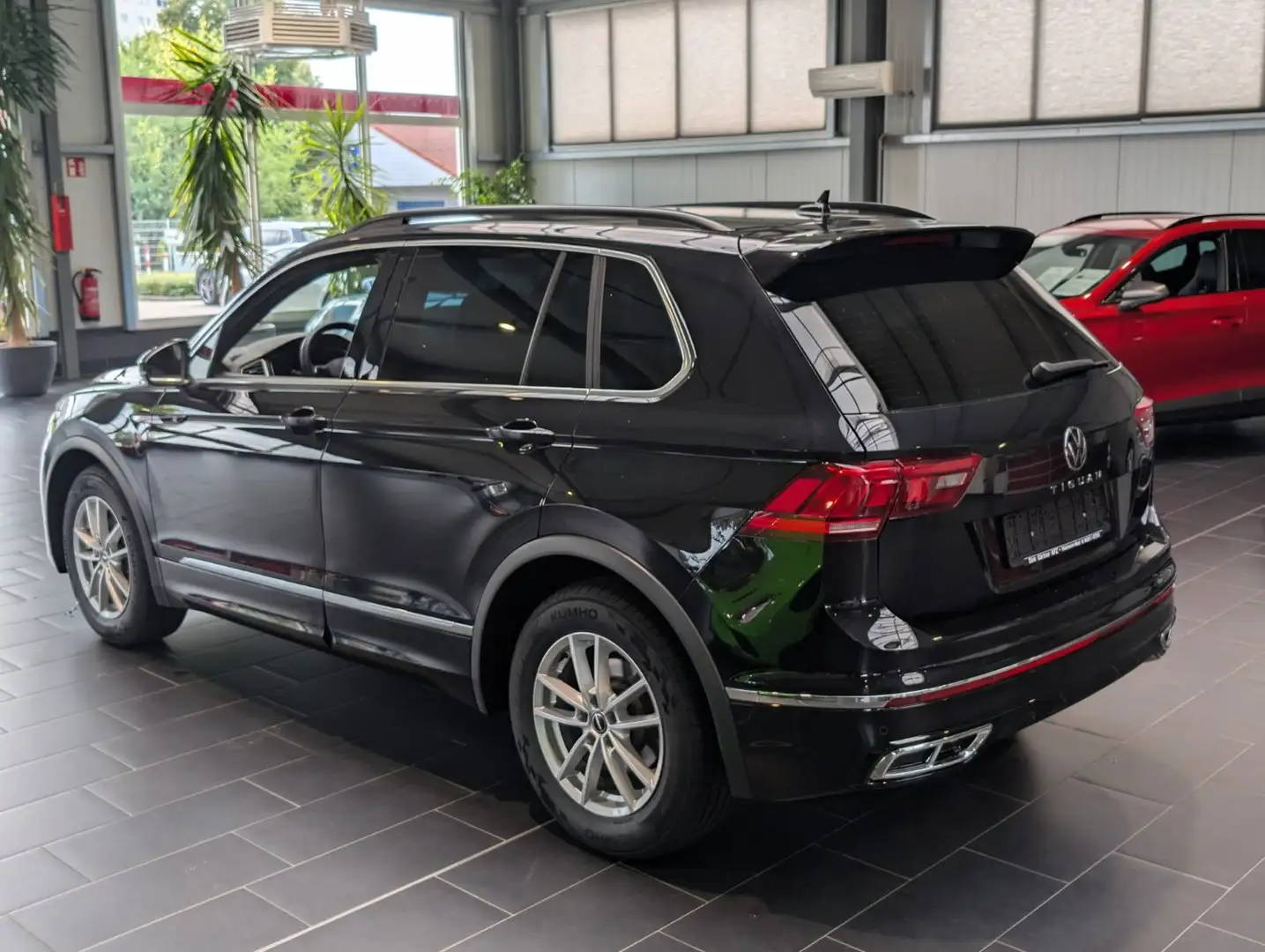 Volkswagen Tiguan 2.0 TDI SCR DSG R-Line AHK Navi 1.Hand Schwarz - 2