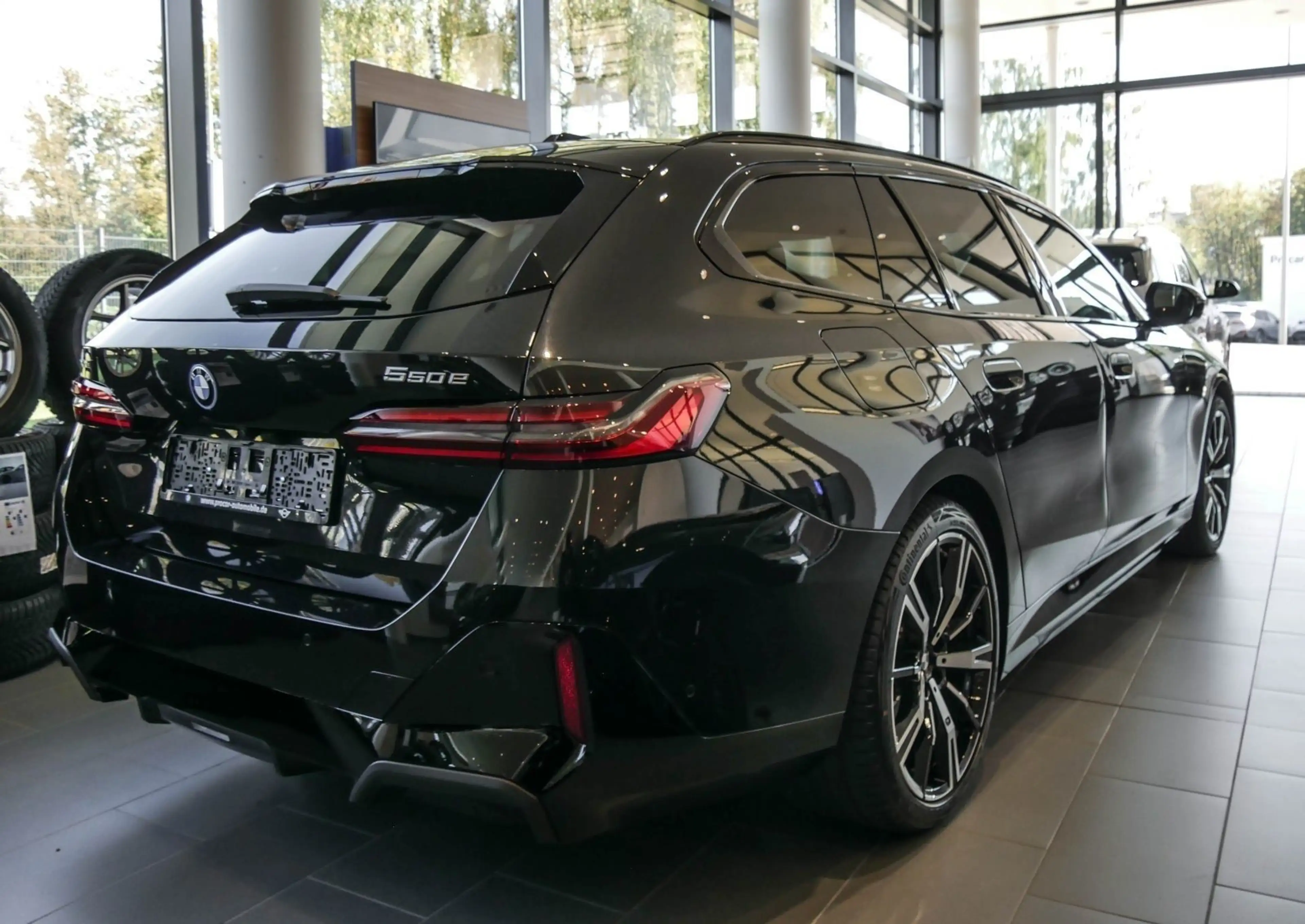 BMW 550 e xDrive Touring M Sport HUD PANO ACC AHK LM — photo 2