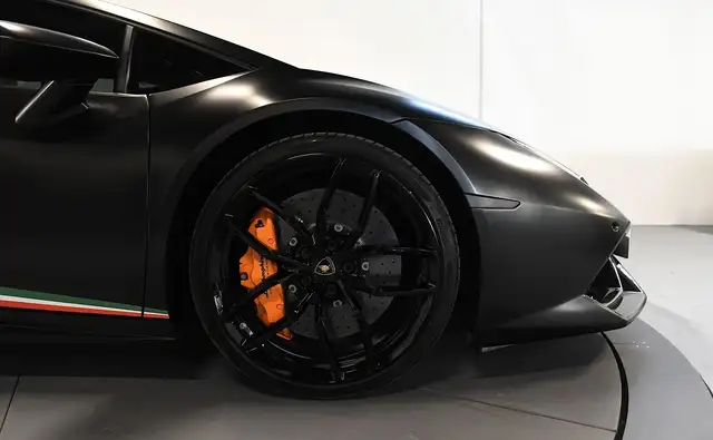 Lamborghini Huracan view 7