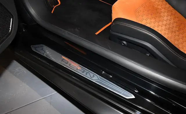 Lamborghini Huracan view 9