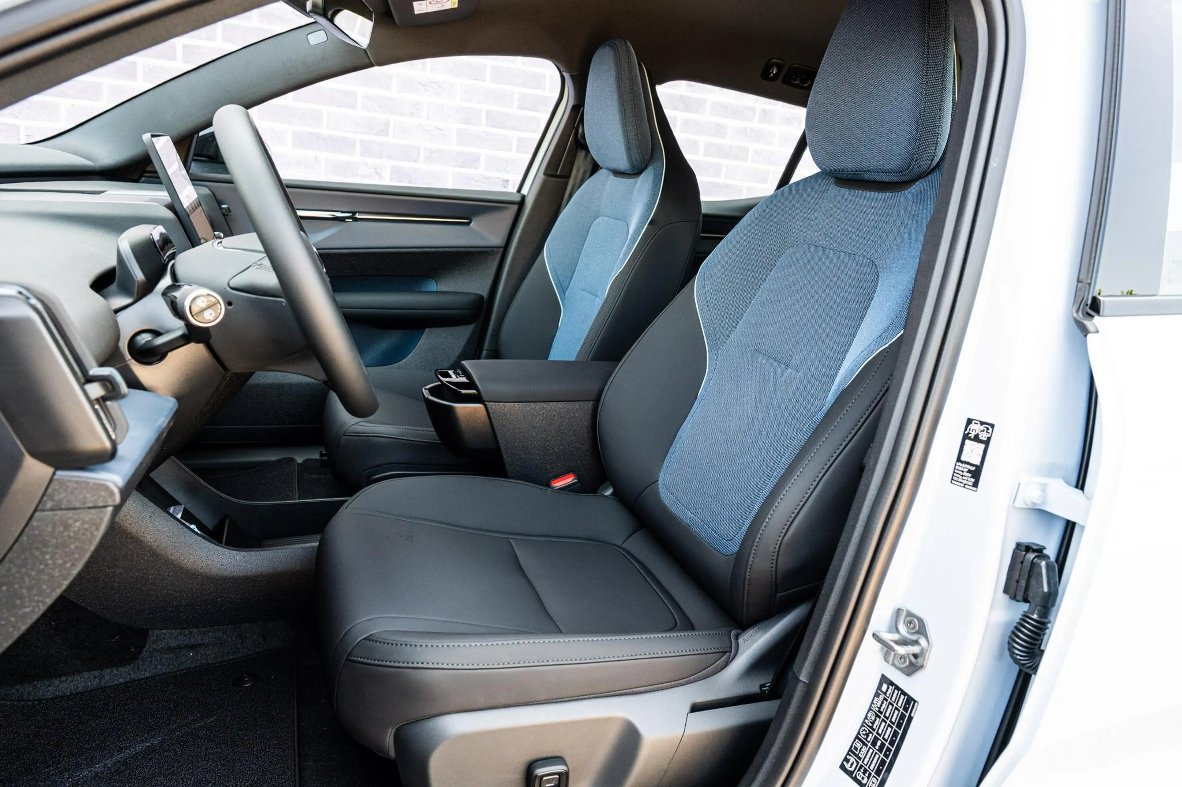 Volvo EX30 P3 Long Range Plus Europa 69 kWh | Google | Long R — photo 9