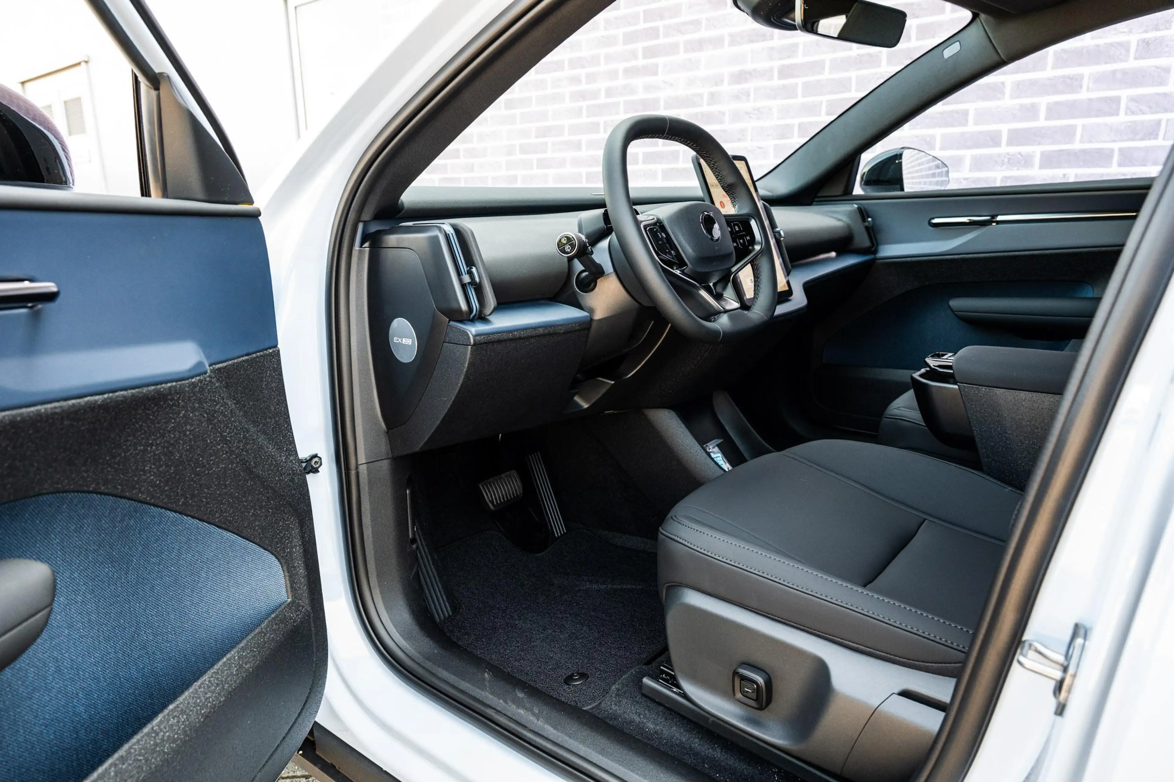 Volvo EX30 P3 Long Range Plus Europa 69 kWh | Google | Long R — photo 3