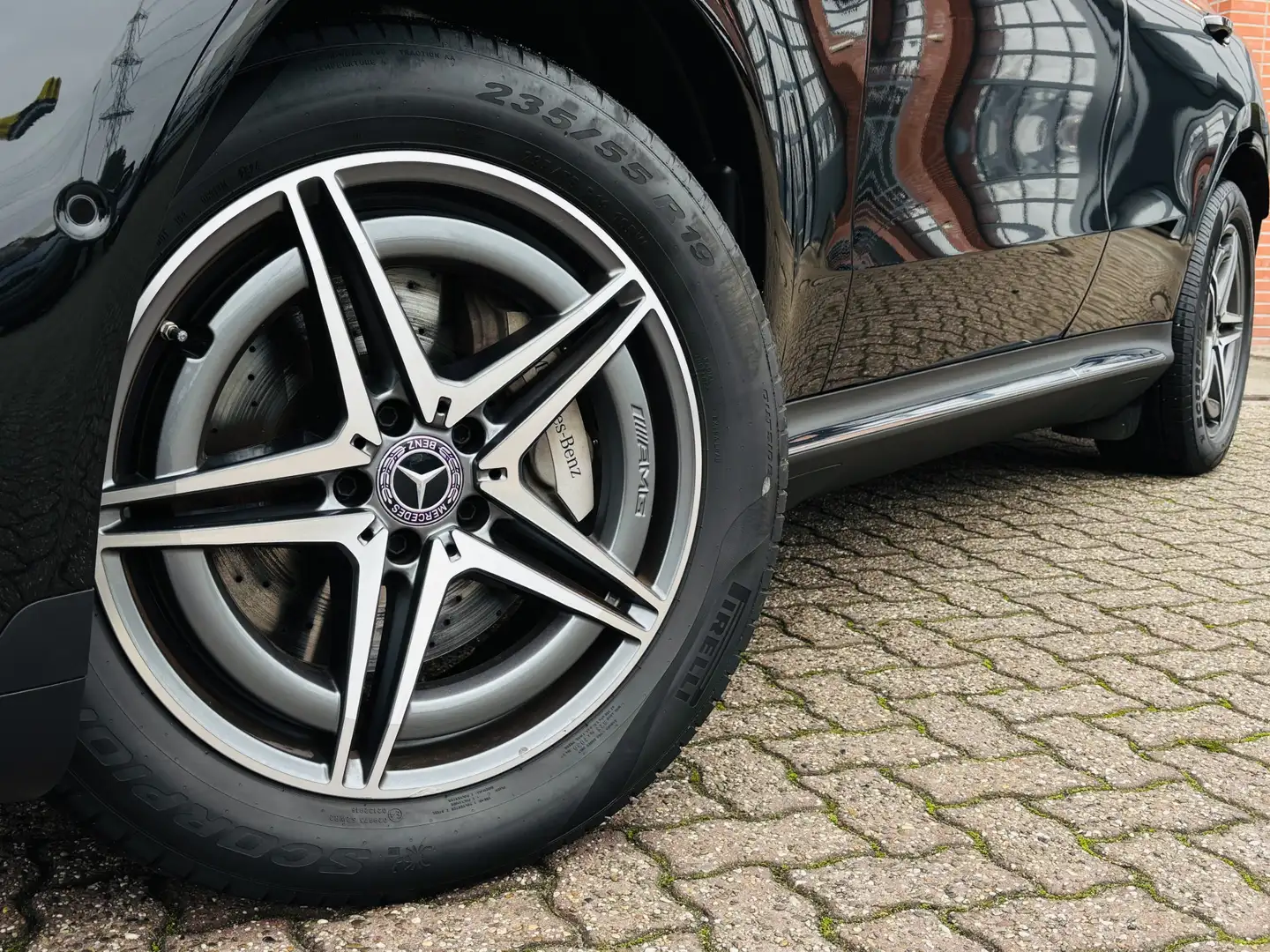 Mercedes-Benz EQC 400 4-Matic Premium Plus 80 kWh | AMG Line | Rijassist Zwart - 2