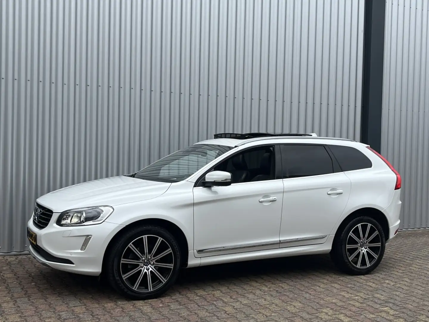 Volvo XC60 2.0 D4 FWD Polar+ | Panorama Dak | BLIS | Leder Zw Wit - 2