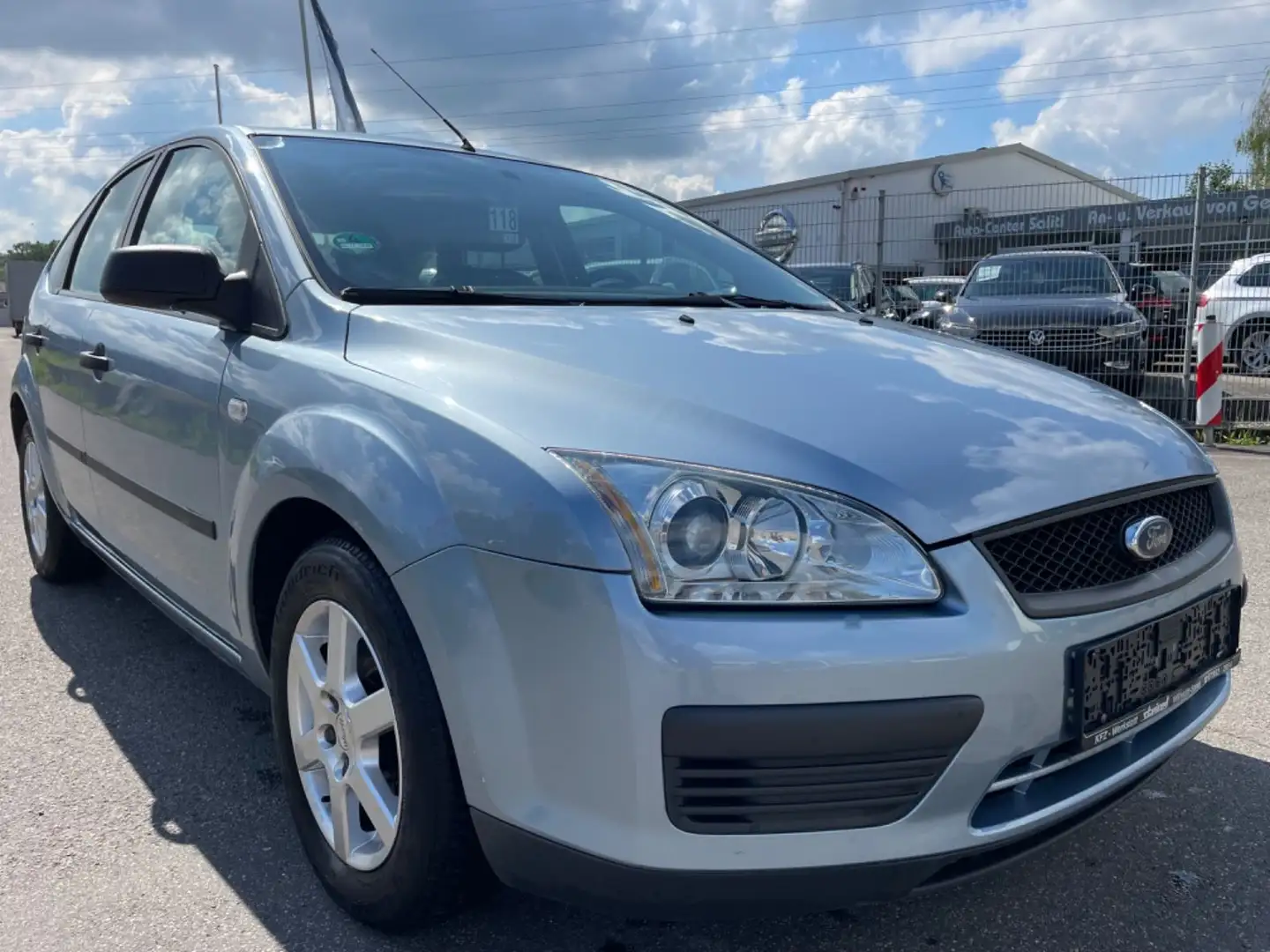 Ford Focus Lim. Trend Blau - 1