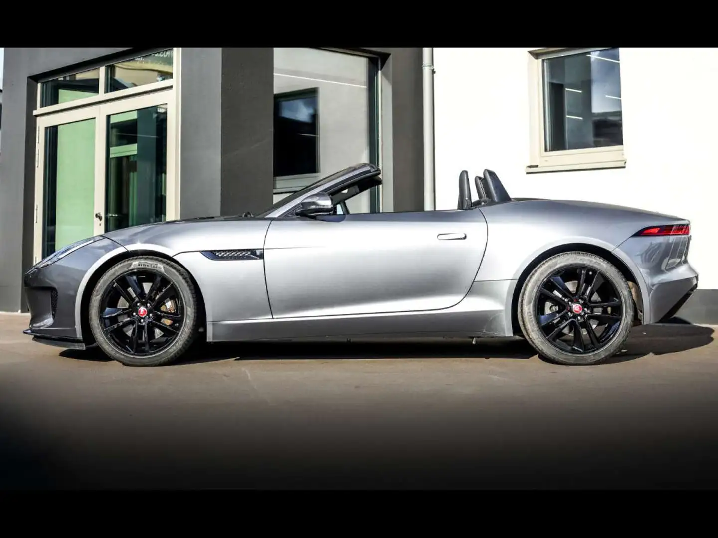 Jaguar F-Type 2.0 P300 CABRIOLET RWD PACK BLACK8 RDERKAM Gris - 2