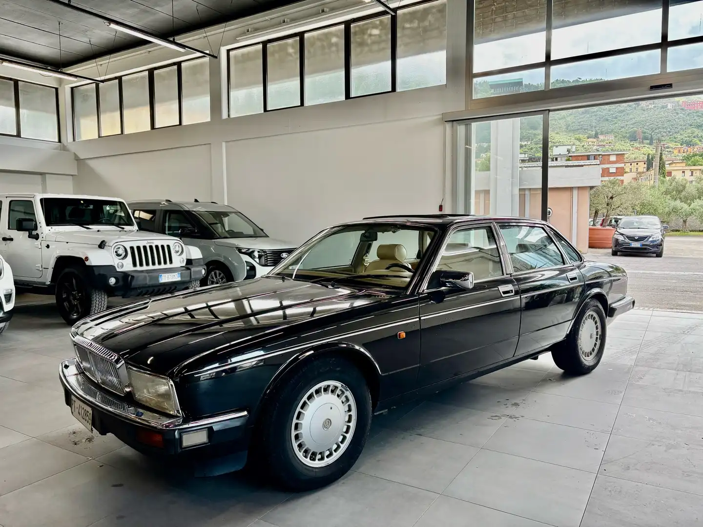 Jaguar XJ40 Sovereign Iscritta ASI crna - 1