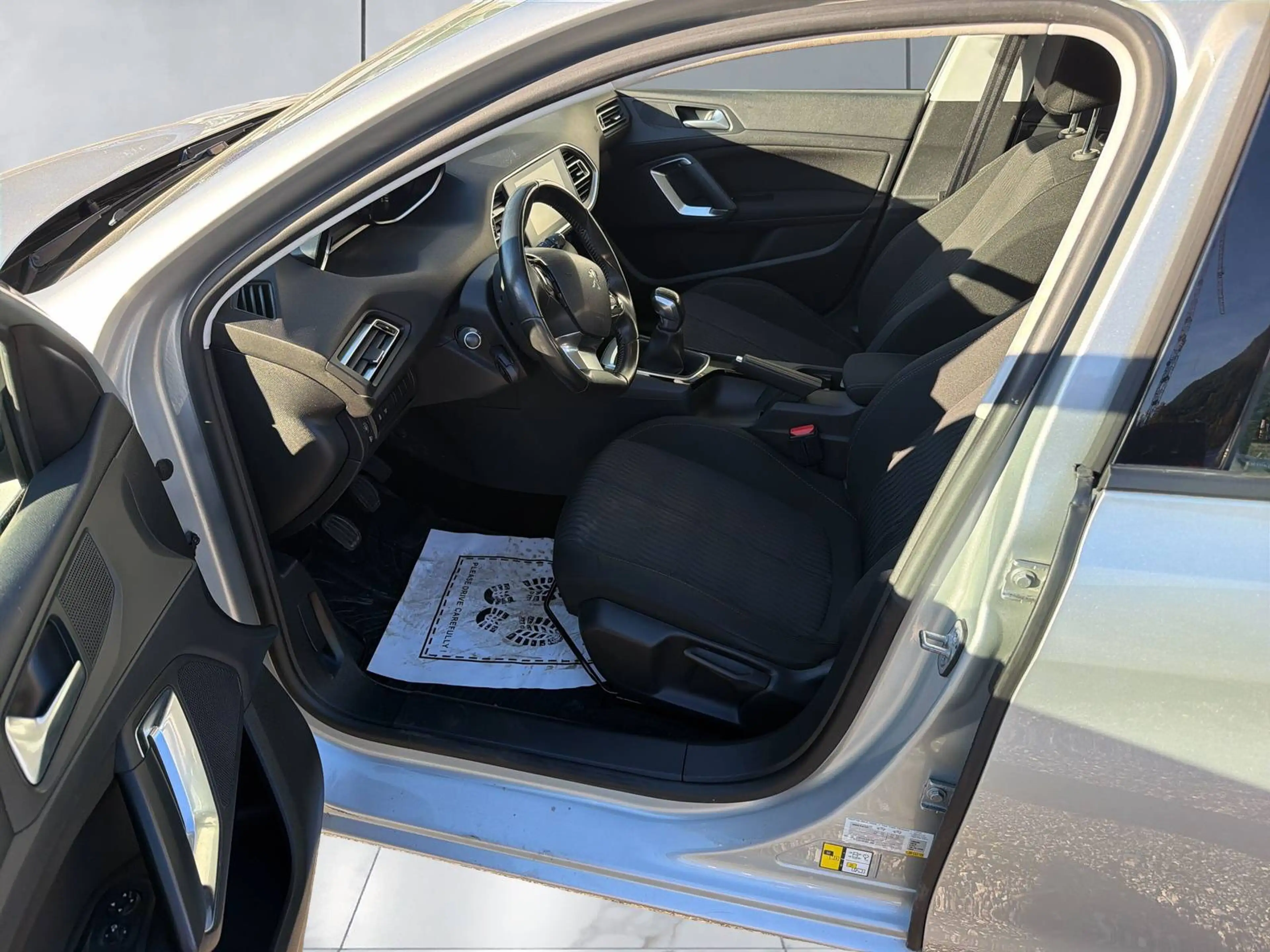 Peugeot 308 Active — photo 7