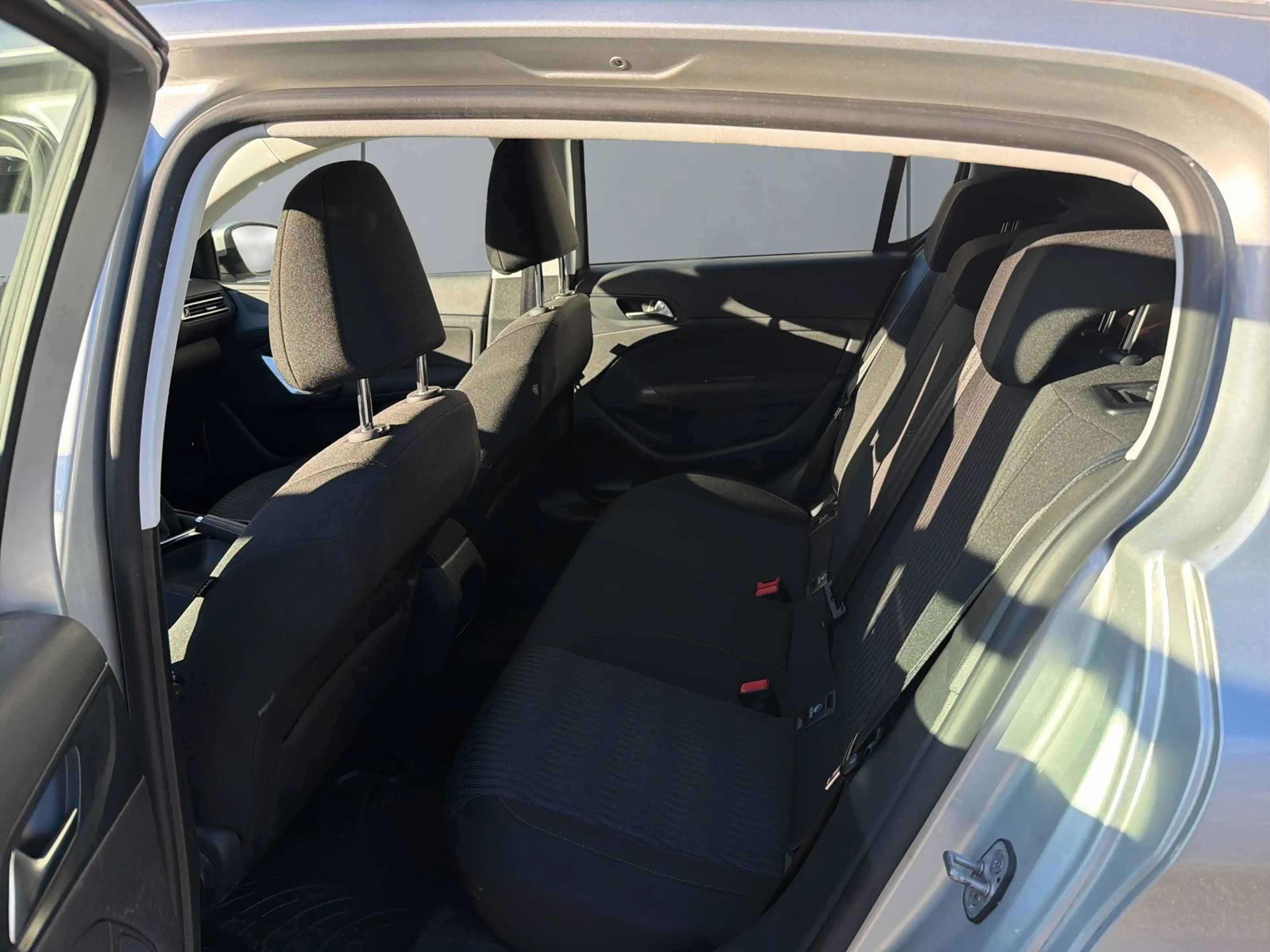 Peugeot 308 Active — photo 9