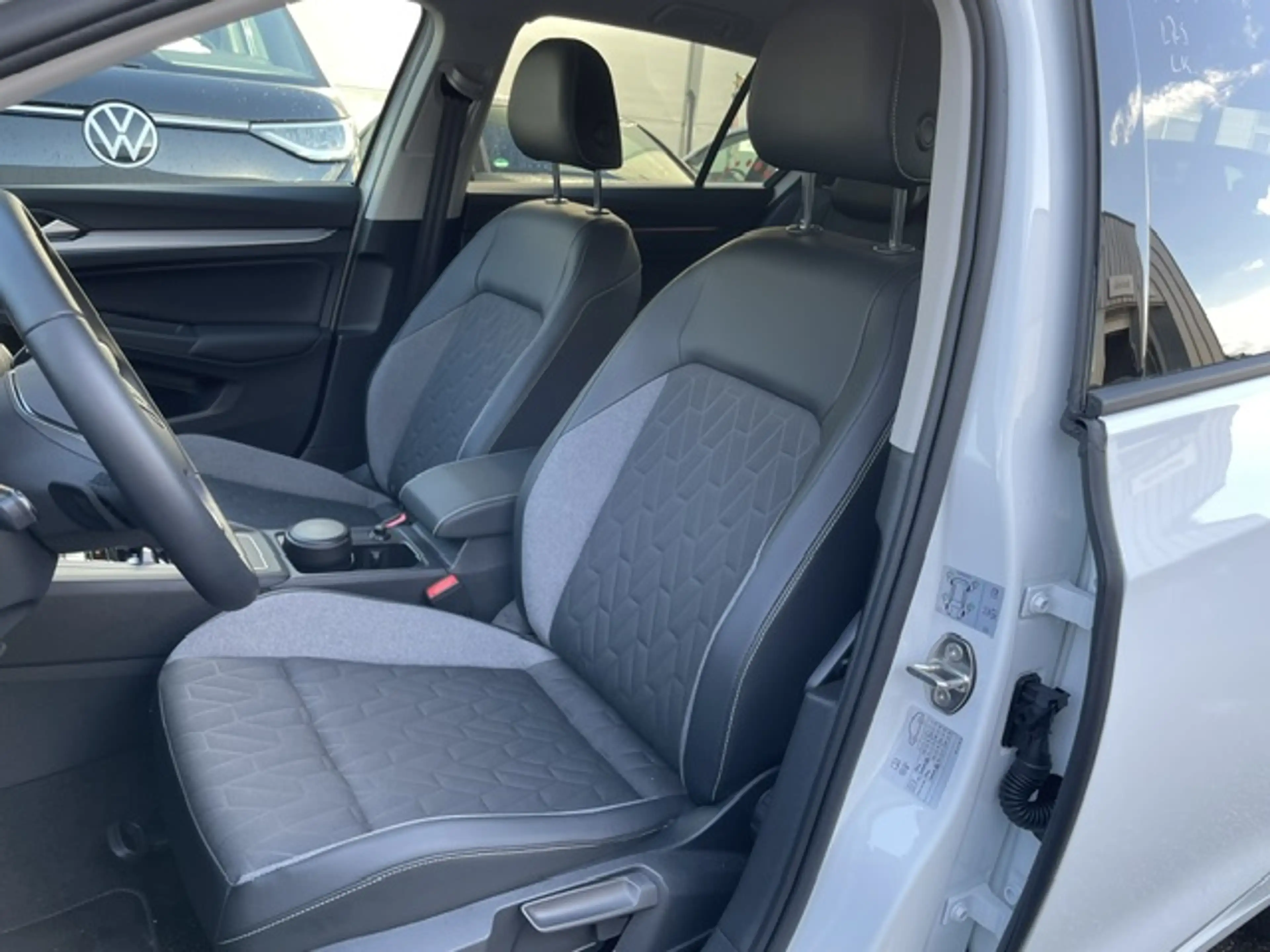 Volkswagen Golf VIII 1.5 TSI eHybrid DSG Energy AHK R-Kamera Na... — photo 11