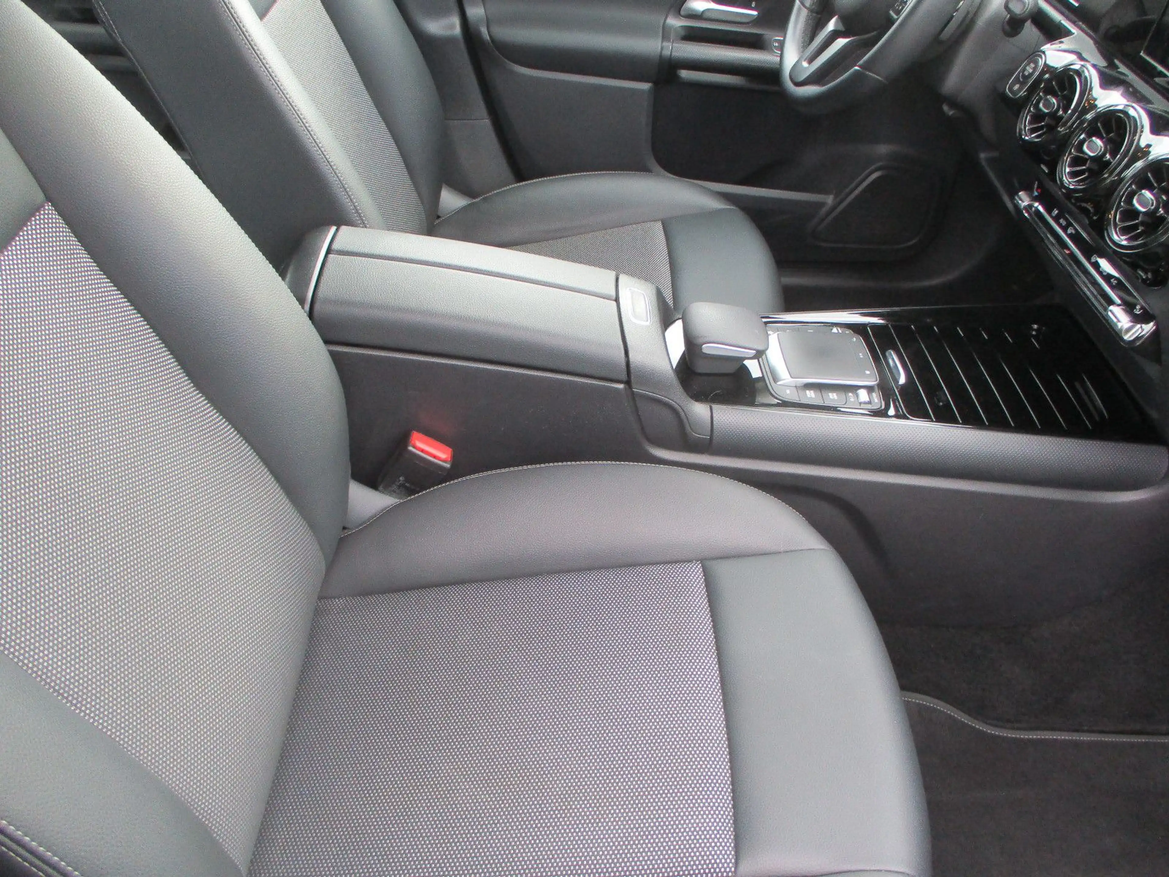 Mercedes-Benz B 180 d NAVI LEDER KAMERA LED TOTW SPURH AHK PDC — photo 12