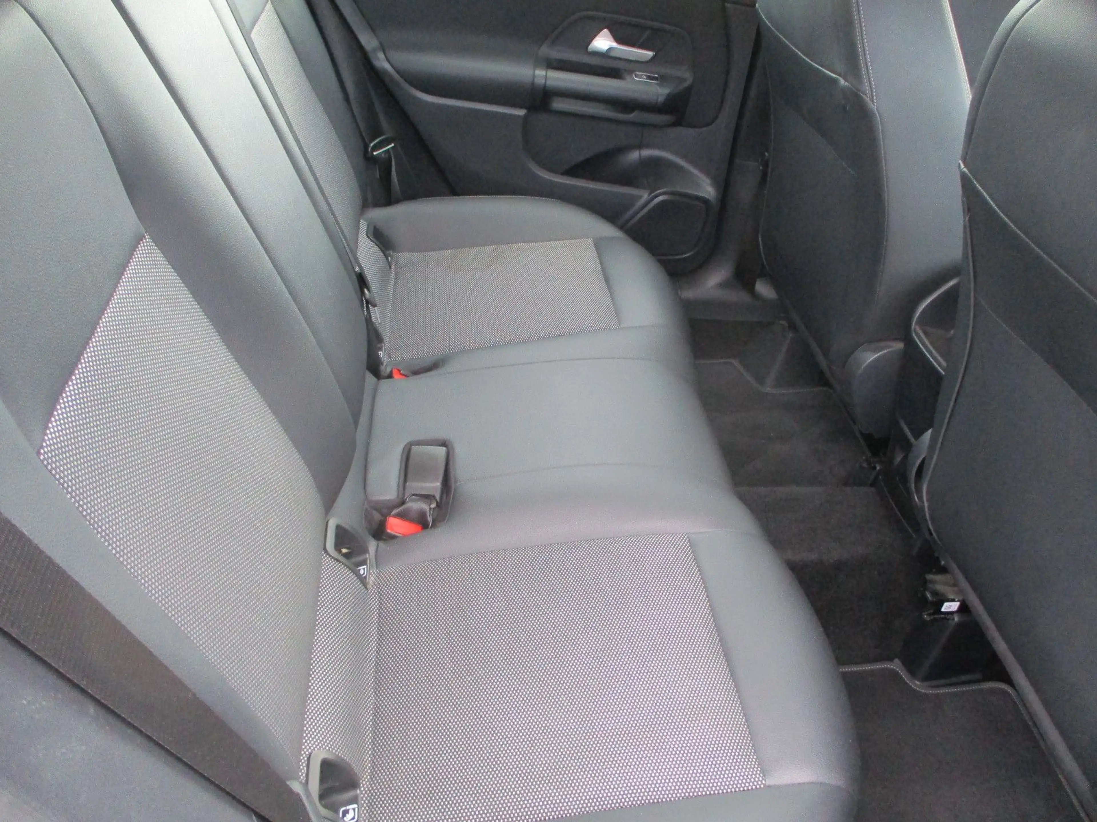 Mercedes-Benz B 180 d NAVI LEDER KAMERA LED TOTW SPURH AHK PDC — photo 10