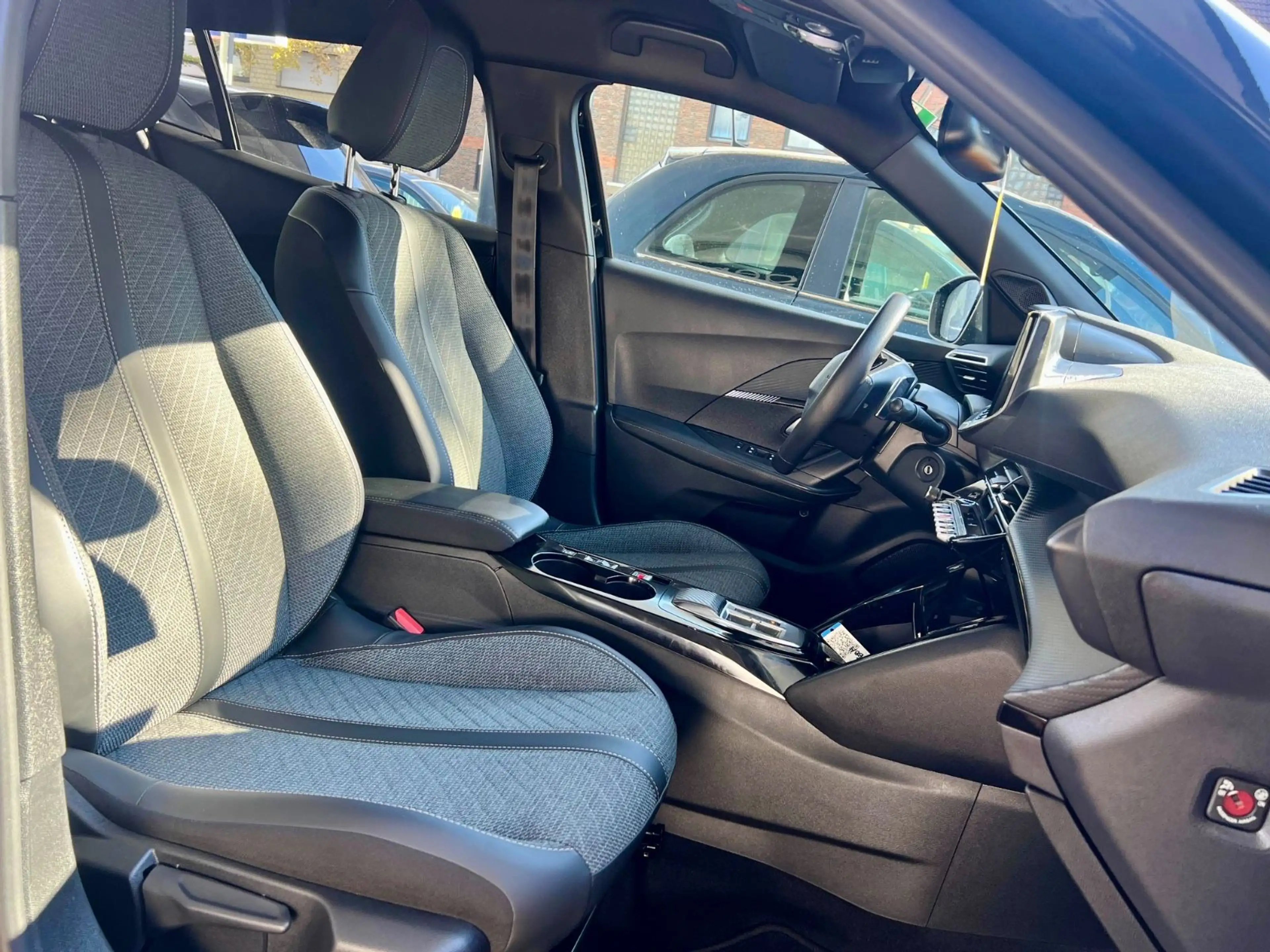 Peugeot 2008 Allure *SHZ*RFK*1-J GAR* — photo 8