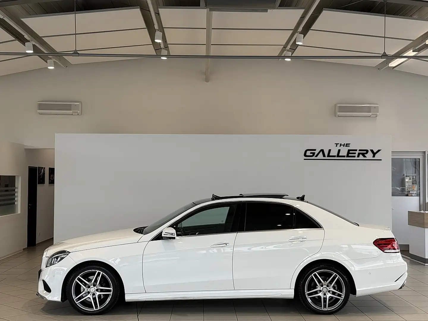 Mercedes-Benz E 220 CDI Elegance A-Edition Plus Aut.*AMG-Line*Panor... Weiß - 1