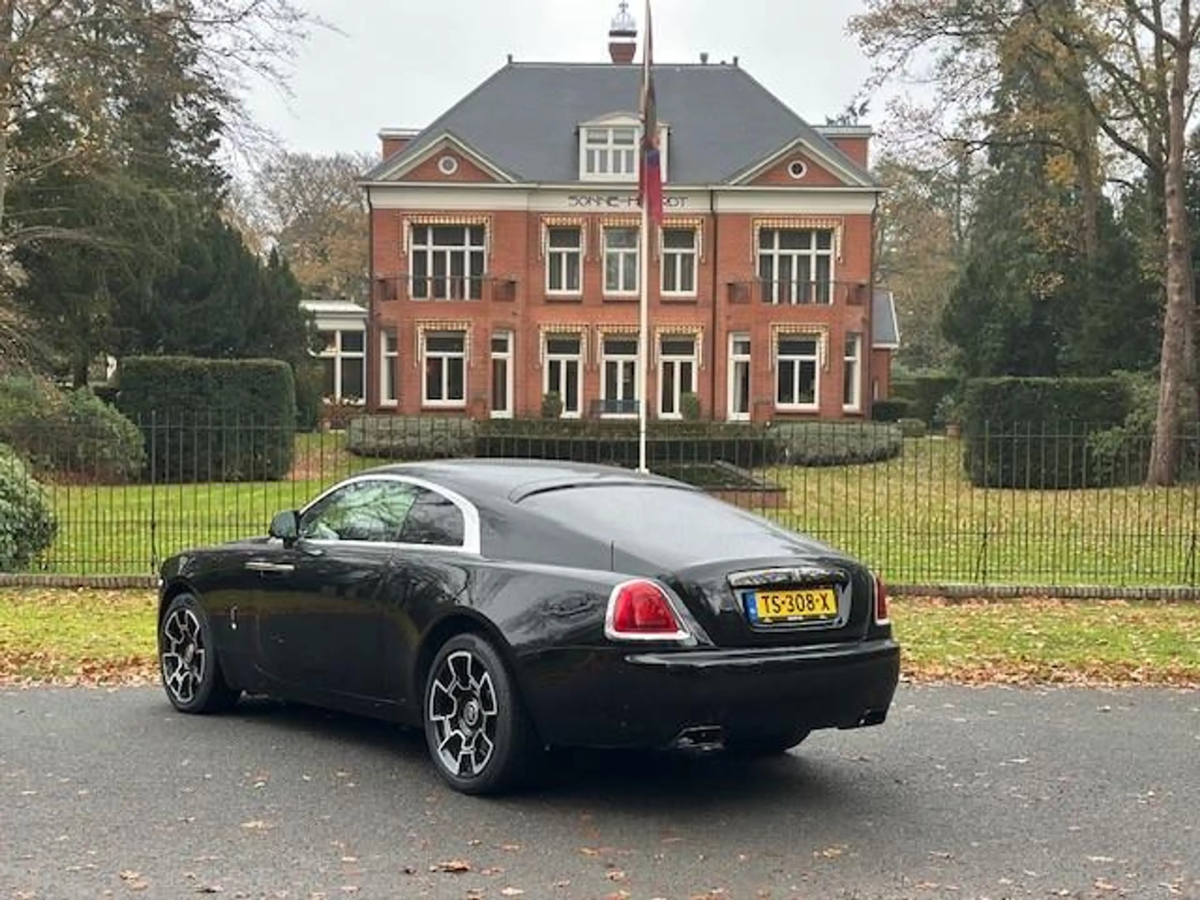 Rolls-Royce Wraith 6.6 V12 — photo 16