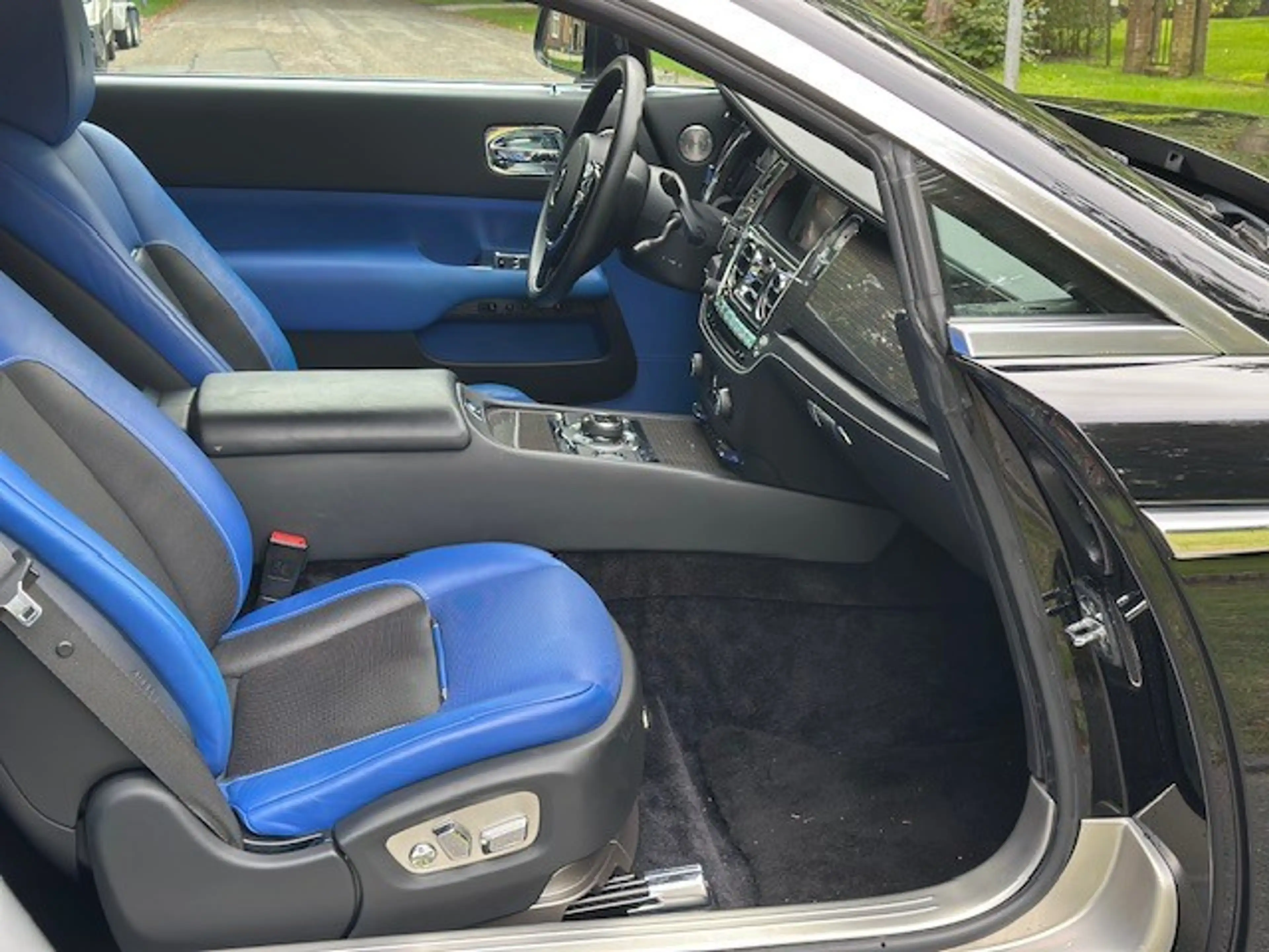 Rolls-Royce Wraith 6.6 V12 — photo 38