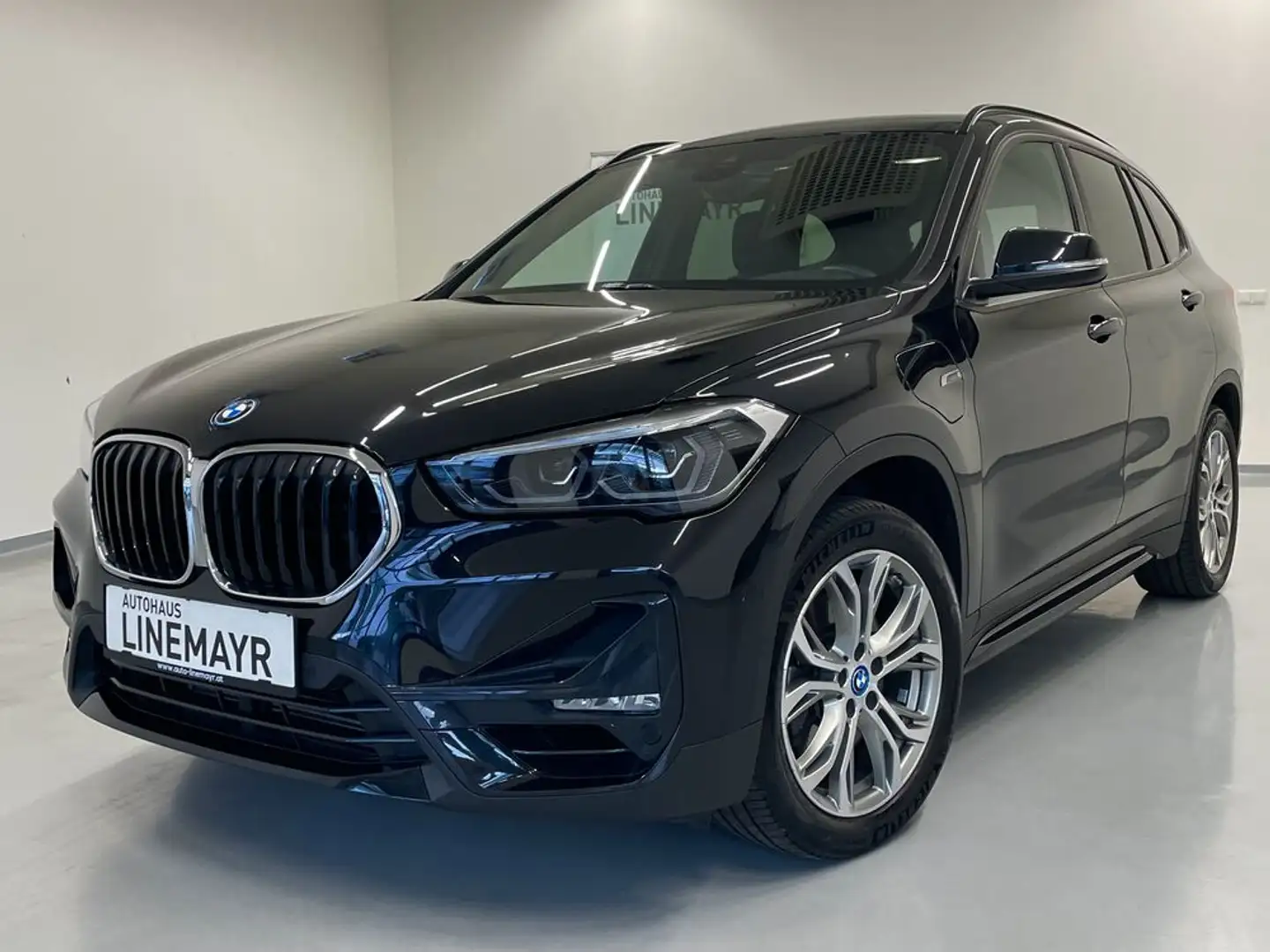 BMW X1 xDrive 25e Automatik Sport Line, LED, AHK Zwart - 1