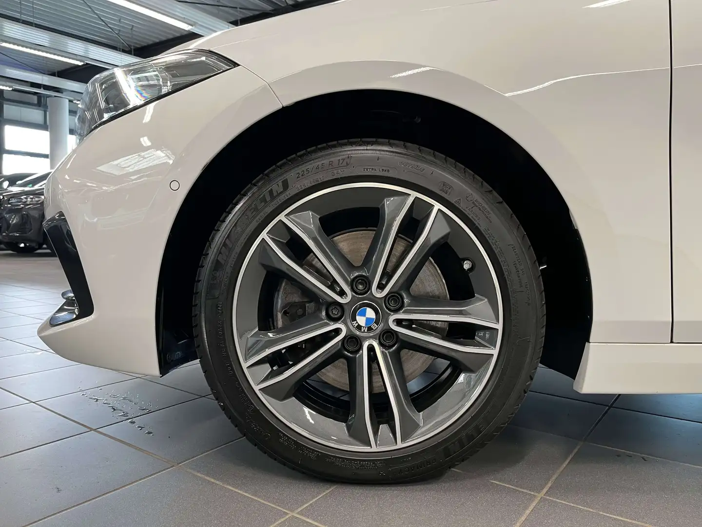 BMW 118 i Sport Line AHK RFK NAVI LED Sound Syst. PDC V+H Weiß - 2