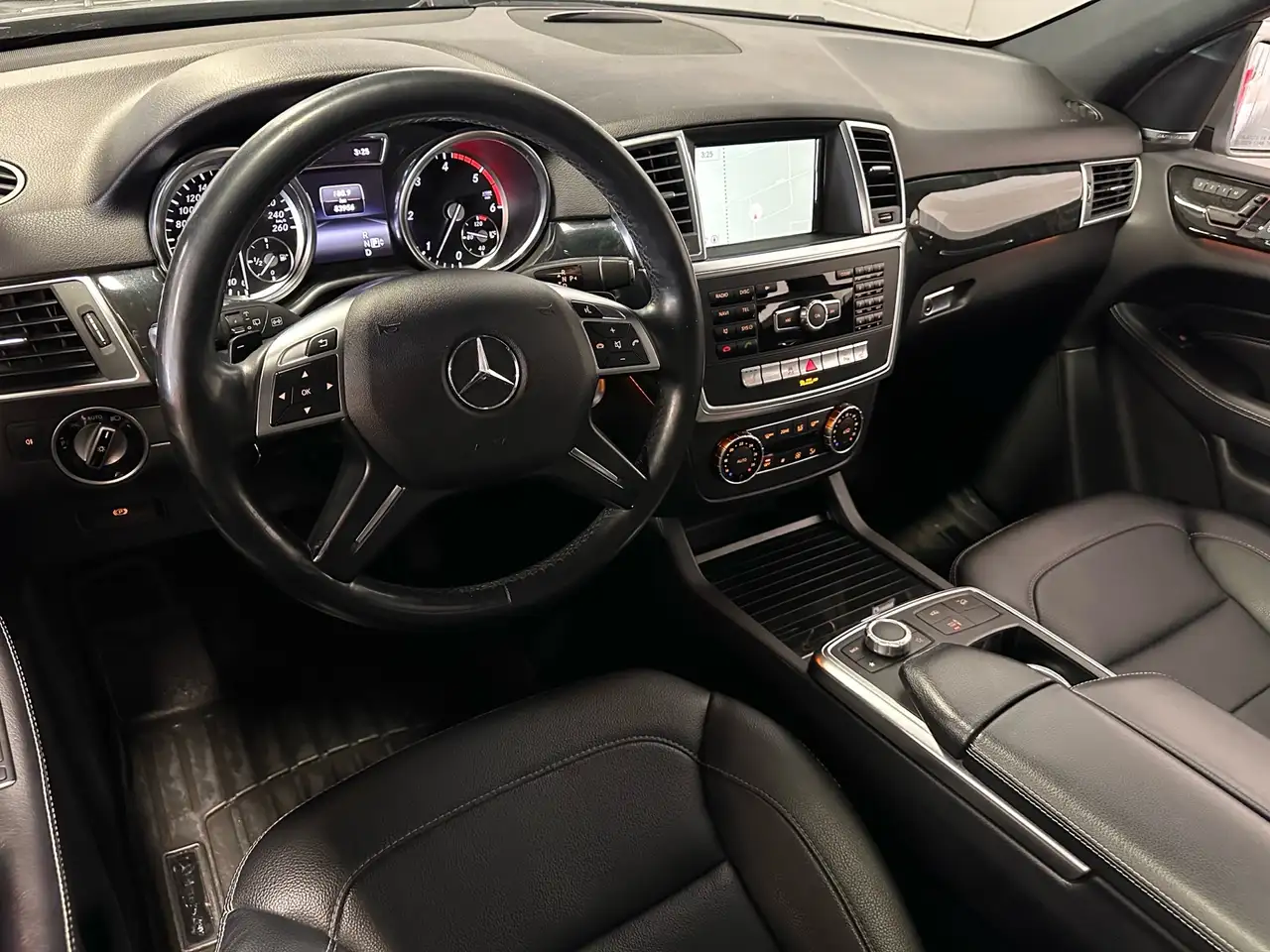 Mercedes-Benz M-Class снимка Mercedes-Benz M-Class