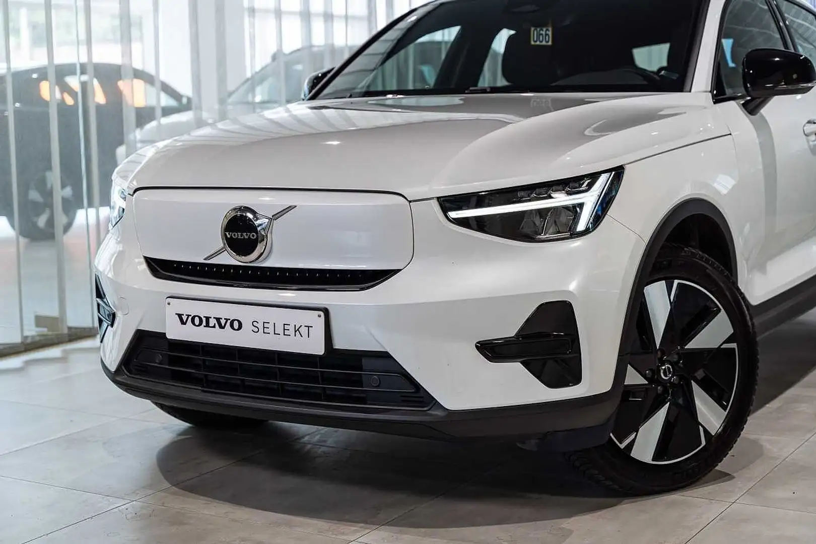 Volvo EC40 Core, SM Extended Range Bílá - 2