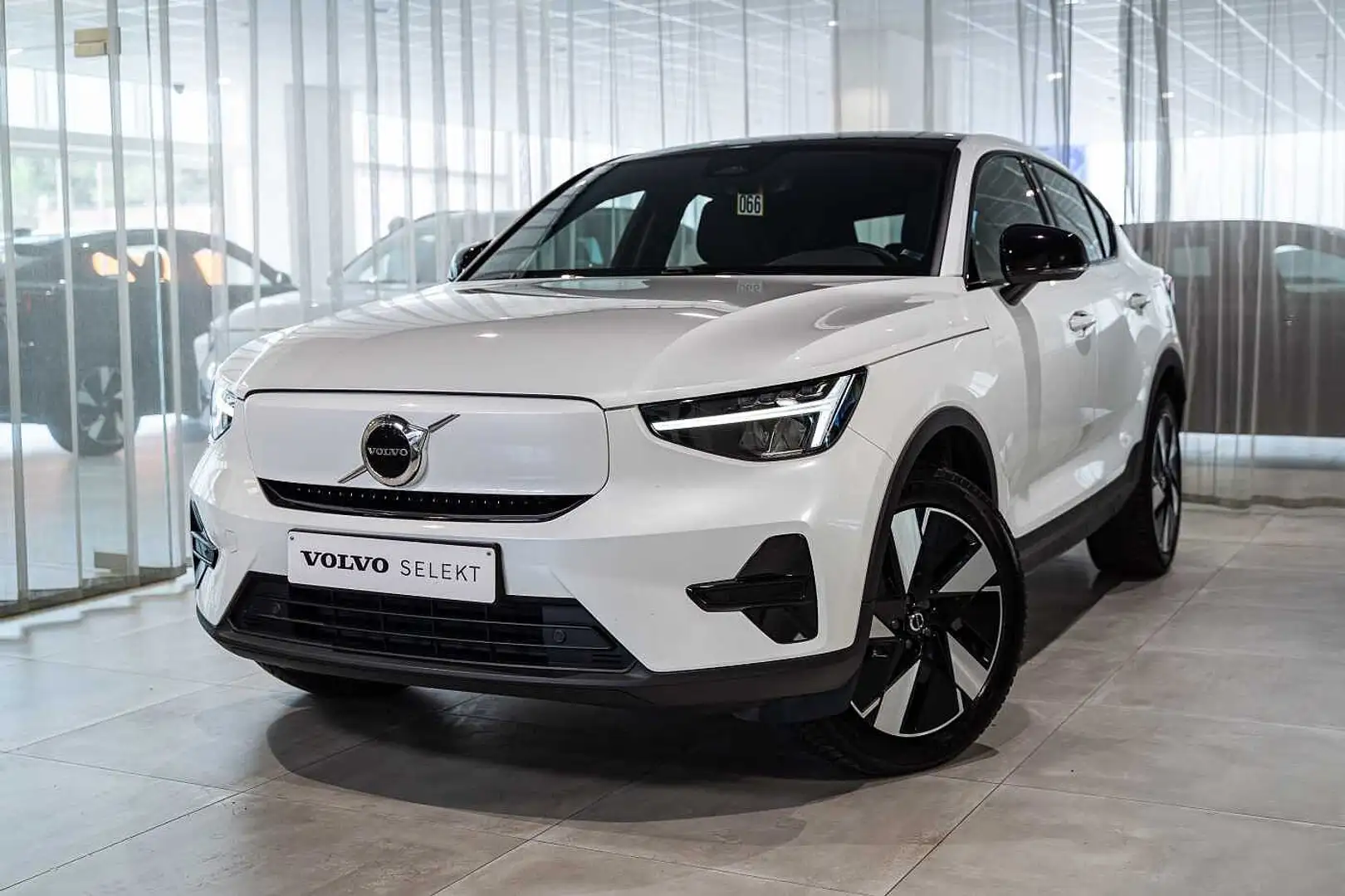 Volvo EC40 Core, SM Extended Range Bílá - 1