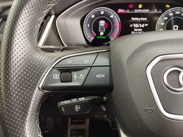 Audi Q5 view 12