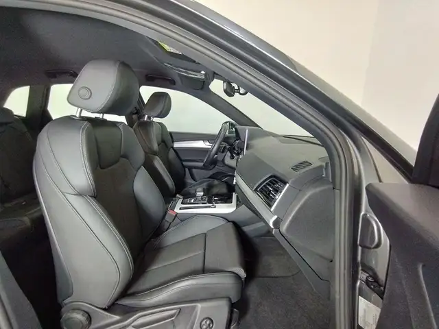 Audi Q5 view 8