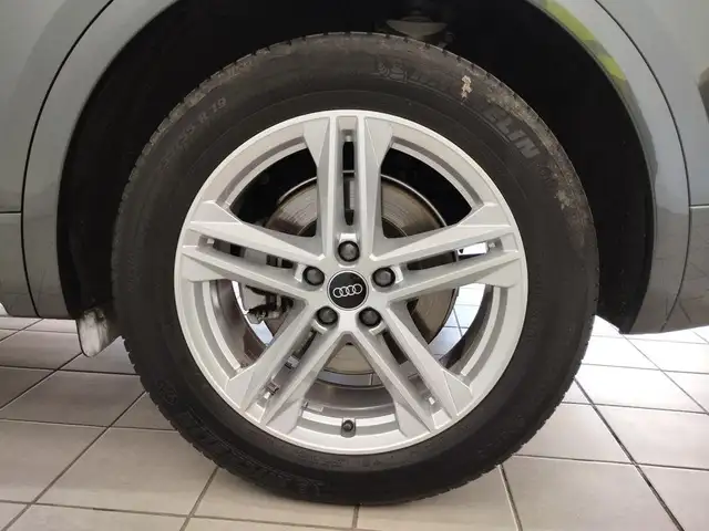 Audi Q5 view 10