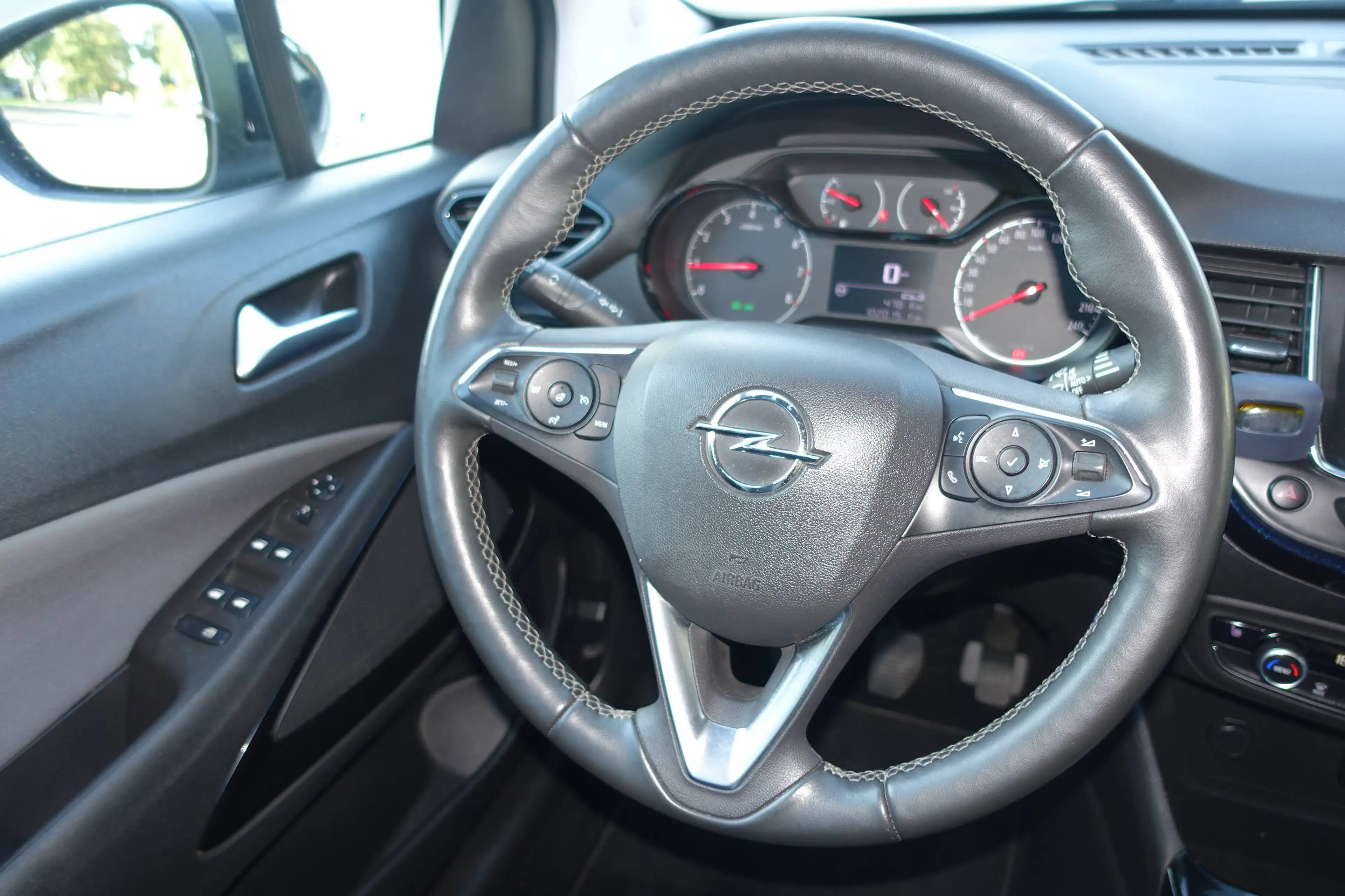 Opel Crossland X 120 Jahre — photo 18