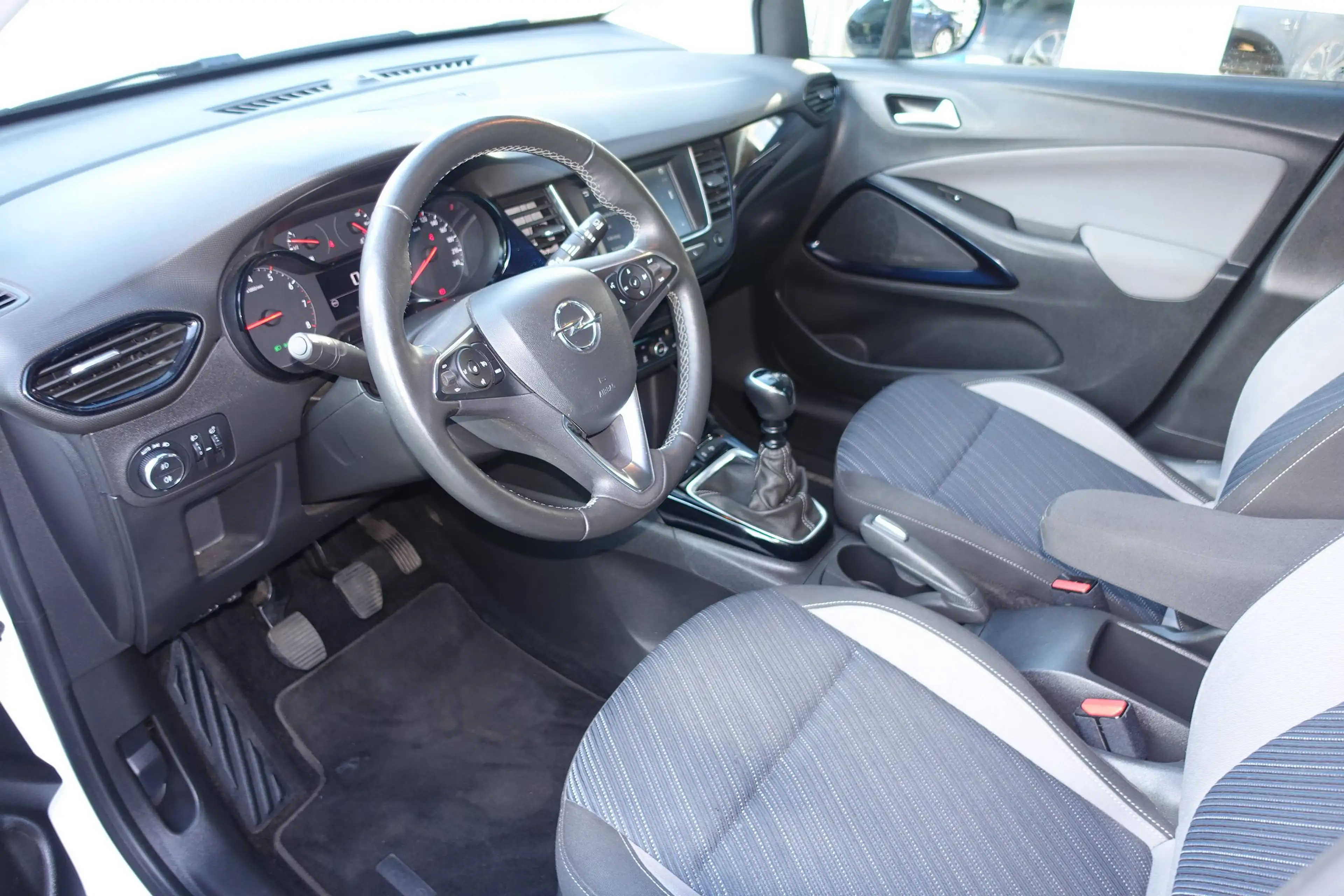Opel Crossland X 120 Jahre — photo 9